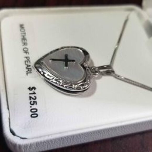 Sterling silver heart locket necklace with mother of pearl - Picture 3 of 3